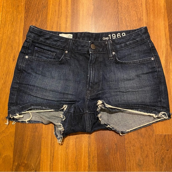 Gap 1969 Slim Cut-Offs Shorts with raw hem, size 25 denim - Picture 1 of 6